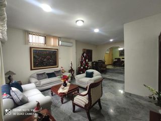 Foto 3 de PRECIOSA CASA, PRECIO MEJORADO, AMPLIA, EXCELENTE ESTADO, UBICACION ESTRATEGICA DENTRO DE LA URBANIZACION SAMANES SEGUNDA ETAPA