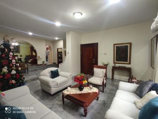 Foto 2 de PRECIOSA CASA, PRECIO MEJORADO, AMPLIA, EXCELENTE ESTADO, UBICACION ESTRATEGICA DENTRO DE LA URBANIZACION SAMANES SEGUNDA ETAPA