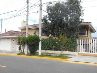 Amplia Casa de 4 Dormitorios con Terreno, en Urbanización Mastodontes