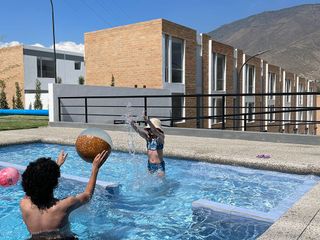 Casa Pomasqui, nuevas con buenos acabados, piscina, cancha, calle Marieta de Veintimilla
