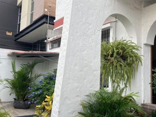 Venta de Amplia casa en Santa Cecilia de 2 plantas, ubicado en área segura con guardias - Excelente estado