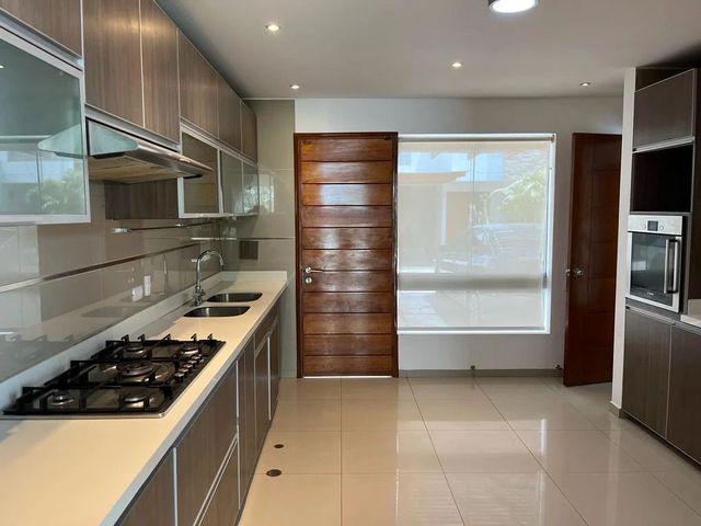 ALQUILO EXCLUSIVA CASA CON PISCINA PROPIA-6 DORM. CONDOMINIO CERRADO-CALLE TRANQUILA-360 m2 AC-223 m2 AT