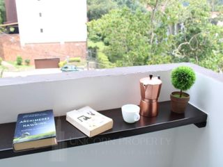 Amplio Aparta-Estudio en Envigado-Medellín con Servicios Públicos y Administración Incluida: Cama Queen, Estudio y A/C