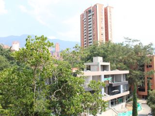 Amplio Aparta-Estudio en Envigado-Medellín con Servicios Públicos y Administración Incluida: Cama Queen, Estudio y A/C