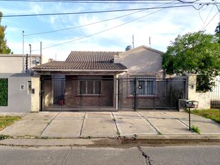 Foto 1 de Castelar Norte - Venta - Chalet 3 Ambientes Impecable