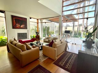 Foto 2 de Venta de magnífica casa en La Planicie Primera Etapa - 4 dorms, 3 salas de estar, jardín, piscina, cava, sótano multi-usos