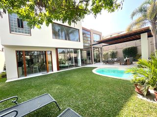 Foto 1 de Venta de magnífica casa en La Planicie Primera Etapa - 4 dorms, 3 salas de estar, jardín, piscina, cava, sótano multi-usos