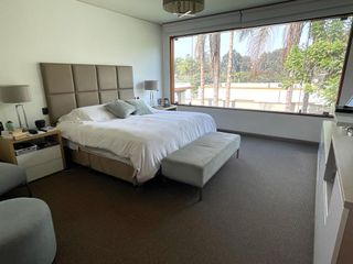 Foto 10 de Venta de magnífica casa en La Planicie Primera Etapa - 4 dorms, 3 salas de estar, jardín, piscina, cava, sótano multi-usos