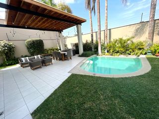 Foto 6 de Venta de magnífica casa en La Planicie Primera Etapa - 4 dorms, 3 salas de estar, jardín, piscina, cava, sótano multi-usos