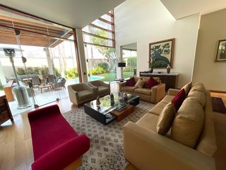 Foto 3 de Venta de magnífica casa en La Planicie Primera Etapa - 4 dorms, 3 salas de estar, jardín, piscina, cava, sótano multi-usos