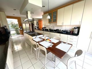 Foto 9 de Venta de magnífica casa en La Planicie Primera Etapa - 4 dorms, 3 salas de estar, jardín, piscina, cava, sótano multi-usos