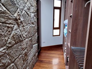 En Renta Casa de Lujo de 5 Dormitorios con Piscina En la Urbanización más Exclusiva de Cuenca [Challuabamba]