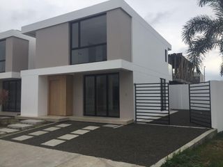 Foto 2 de Hermosas Casas de Venta en urbanización en Zona Norte Portoviejo