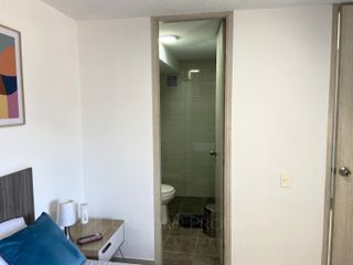 Apartamento espacioso y central en Sabaneta-Medellín. Servicios públicos y administración incluidos en el precio. 2 habitaciones, 2 baños, estudio y sala-comedor, cocina equipada