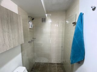 Apartamento espacioso y central en Sabaneta-Medellín. Servicios públicos y administración incluidos en el precio. 2 habitaciones, 2 baños, estudio y sala-comedor, cocina equipada