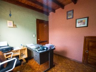 Casa en Venta con Espacio Verde, Sector Cdla. de los Ingenieros, Cuenca
