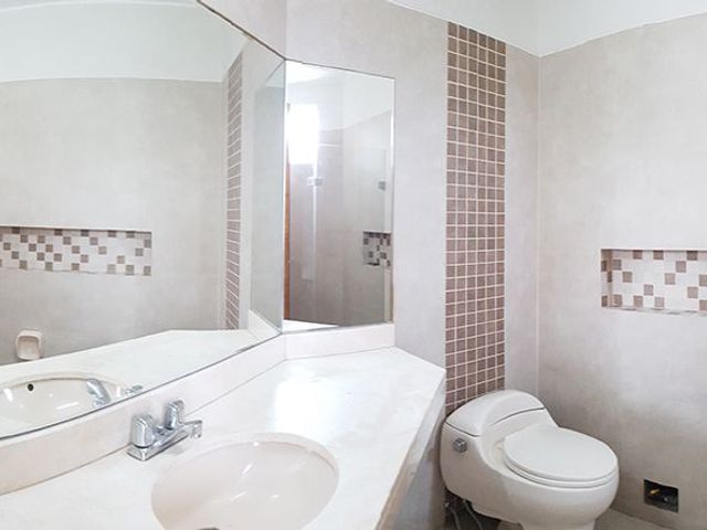 Venta de Casa con Piscina en Condominio - La Molina