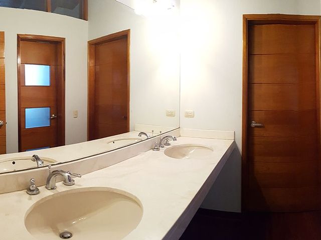 Venta de Casa con Piscina en Condominio - La Molina