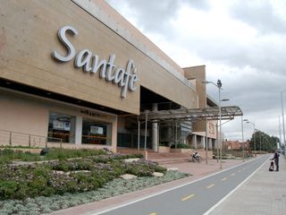 VENPERMUTO  o ARRIENDO LOCAL CENTRO COMERCIAL SANTA FE UBICADISIMO BOGOTA, COLOMBIA. $2.500.000.000