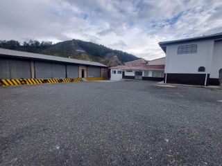 Bodega de arriendo con muelle y varios andenes area de oficinas Ucubamba Cuenca Patio de maniobras