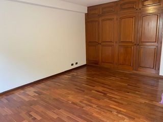 Alquiler: Amplio departamento en primer piso frente parque Ramón Castilla en Aurora