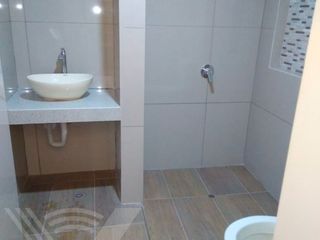 Foto 9 de SE VENDE PROPIEDAD COMO NUEVA. TOTALMENTE REMODELADA Y FRENTE A PARQUE