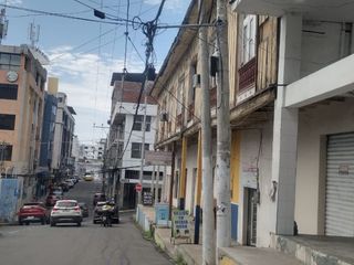 Foto 5 de casa con locales comerciales de venta en manta