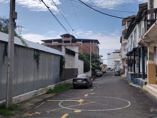 Foto 4 de casa con locales comerciales de venta en manta