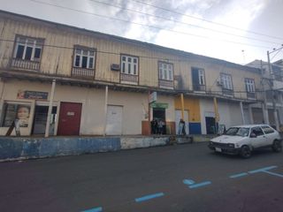 Foto 1 de casa con locales comerciales de venta en manta
