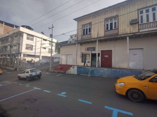 Foto 7 de casa con locales comerciales de venta en manta