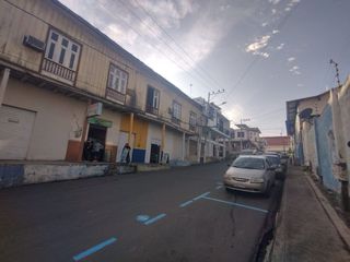 Foto 2 de casa con locales comerciales de venta en manta