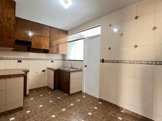 SE VENDE AMPLIO DEPARTAMENTO CON COCHERA 3ER PISO | URB. MIRAFLORES