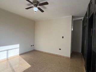 SE VENDE AMPLIO DEPARTAMENTO CON COCHERA 3ER PISO | URB. MIRAFLORES