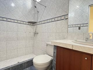 SE VENDE AMPLIO DEPARTAMENTO CON COCHERA 3ER PISO | URB. MIRAFLORES