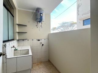 SE VENDE AMPLIO DEPARTAMENTO CON COCHERA 3ER PISO | URB. MIRAFLORES