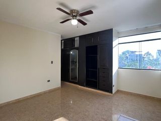 SE VENDE AMPLIO DEPARTAMENTO CON COCHERA 3ER PISO | URB. MIRAFLORES