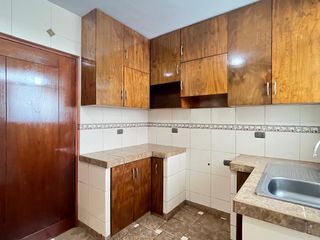 SE VENDE AMPLIO DEPARTAMENTO CON COCHERA 3ER PISO | URB. MIRAFLORES