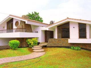 Foto 2 de VENDO AMPLIA CASA CERCA AV. LOS FRUTALES – LA MOLINA