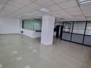 Oficina en Alquiler en Av. 9 de Octubre, 110Mt2, 2 Baños, Centro de Guayaquil