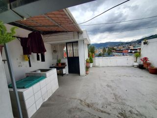 Casa Rentera en Venta Frente al Centro Médico San Pedro Claver, Sector Mercado de Solanda.