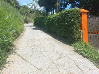 Vendo casa finca iniciada, bien barata, entre  Girardota y Barbosa Antioquia.