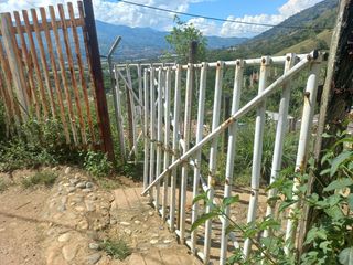 Vendo casa finca iniciada, bien barata, entre  Girardota y Barbosa Antioquia.