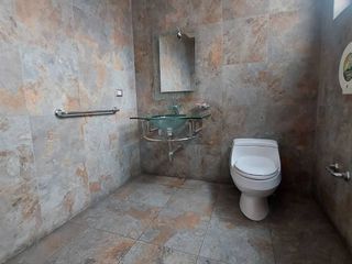 Foto 10 de Edificio comercial de arriendo en Cuenca  a 1 cuadra de la Ave. Huaynacapac Sector Cementerio