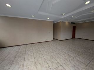 Foto 4 de Edificio comercial de arriendo en Cuenca  a 1 cuadra de la Ave. Huaynacapac Sector Cementerio