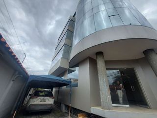 Foto 20 de Edificio comercial de arriendo en Cuenca  a 1 cuadra de la Ave. Huaynacapac Sector Cementerio