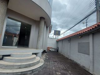 Foto 11 de Edificio comercial de arriendo en Cuenca  a 1 cuadra de la Ave. Huaynacapac Sector Cementerio