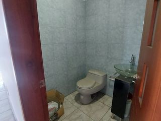 Foto 3 de Edificio comercial de arriendo en Cuenca  a 1 cuadra de la Ave. Huaynacapac Sector Cementerio