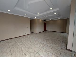 Foto 19 de Edificio comercial de arriendo en Cuenca  a 1 cuadra de la Ave. Huaynacapac Sector Cementerio