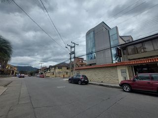 Foto 1 de Edificio comercial de arriendo en Cuenca  a 1 cuadra de la Ave. Huaynacapac Sector Cementerio