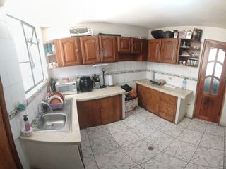 Oportunidad única, Departamento Amplio con local comercial en calle principal cercano a Parque ltalia.